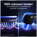 Close-up van tandenborstelkoppen, links handtandenborstel, rechts Oral-B iO elektrische tandenborstel die plaque verwijdert.