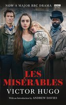 Boekomslag van Les Misérables met Victor Hugo, Andrew Davies, en een BBC-logo. Drie personen en een jong meisje staan centraal, met "Les Misérables" en "Victor Hugo" in rode letters.