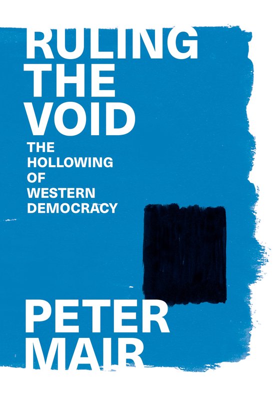 Boek kaft met de titel "Ruling the Void" en ondertitel "The Hollowing of Western Democracy" door Peter Mair, op een felblauwe achtergrond.