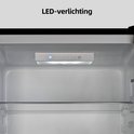 Close-up van de binnenkant van een koelkast met LED-verlichting en temperatuurinstellingen.