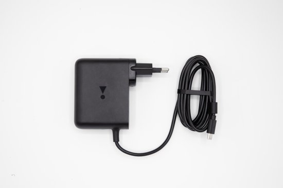 Zwarte oplader met Europese stekker, een driehoekig logo en een USB-C kabel.