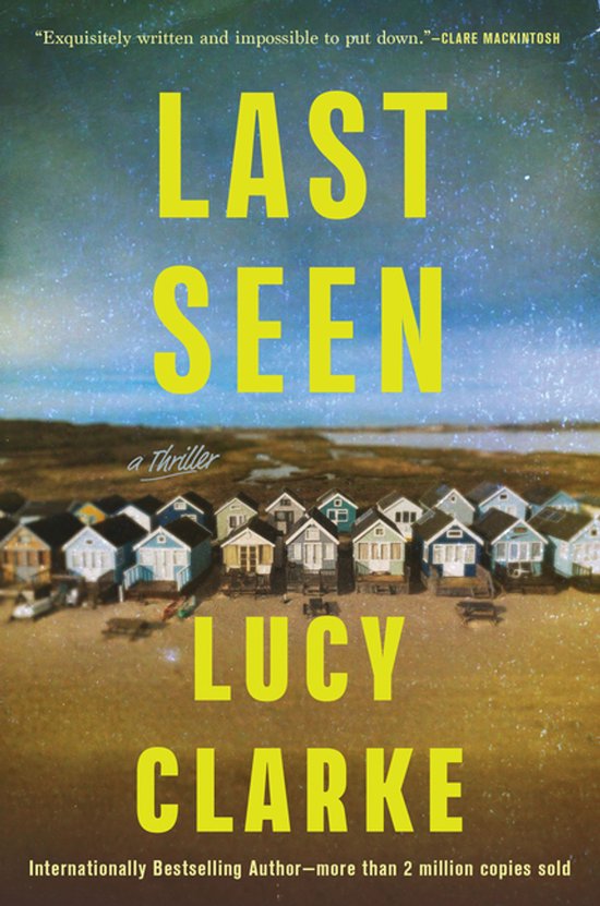 Boekcover met de titel 'Last Seen' in gele letters, met een rij strandhuisjes op de achtergrond.