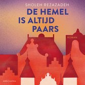 Boek 'De Hemel Is Altijd Paars' door Scholeh Rezazadeh, met een illustratie van oranje en rode gebouwen onder een paarse en gele lucht.