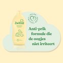 Lichtgele fles Zwitsal shampoo op een lichte achtergrond met de tekst "Anti-prik formule die de oogjes niet irriteert".