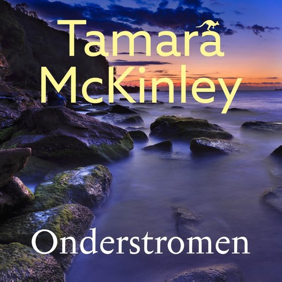 Boekcover met de titel 'Onderstromen' van Tamara McKinley. Een zonsondergang bij de kust met rotsen in het water.