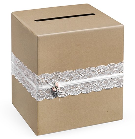 Bruine kartonnen envelopdoos versierd met wit linnen lint en roze bloemetjes.