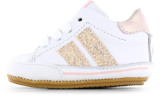 Wit leren babyschoen met roze glitterstrepen en roze accenten.