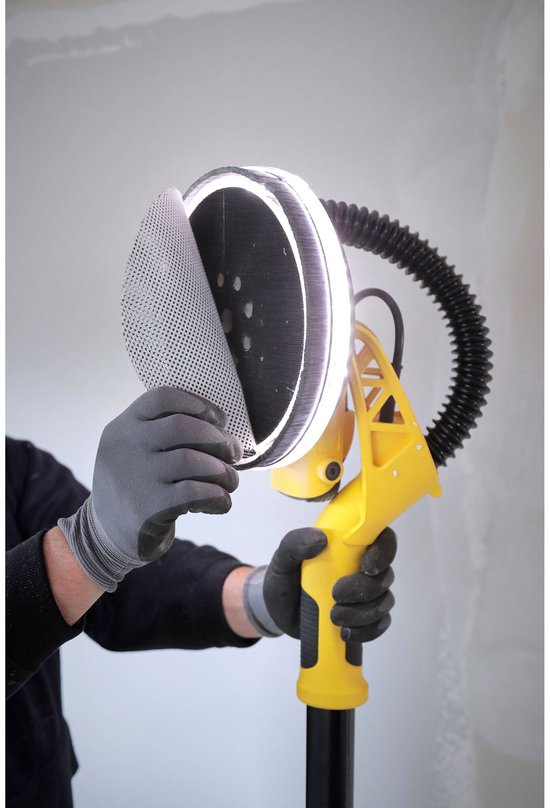 Grijze handschoenen tonen een schuurpapier op de gele en zwarte schuurkop.