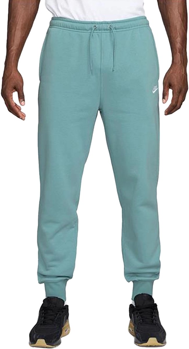 Nike fleece club sportswear joggingbroek in de kleur . Groen