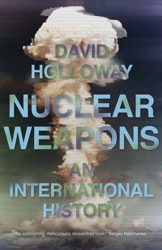 Boekomslag met de titel "NUCLEAR WEAPONS AN INTERNATIONAL HISTORY" door DAVID HOLLOWAY, tegen een achtergrond van een paddenstoelwolk.