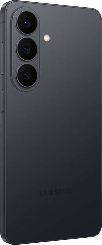 Achterkant van een zwarte Samsung Galaxy S26 smartphone met drie camera's.