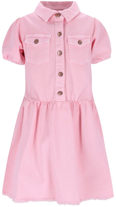 Roze katoenen jurk met pofmouwtjes, kraagje, knoopjes en opgestikte borstzakjes. Gerimpelde taille en rafels aan de zoom.