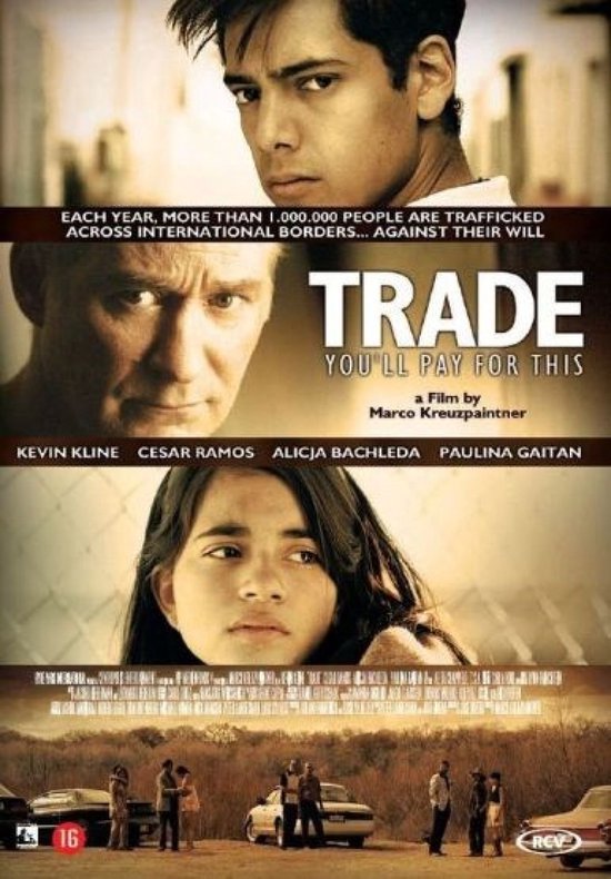 De filmposter voor 'Trade' heeft vier secties: een man bovenin, gevolgd door twee middelste secties met close-ups van mannen en een jonge vrouw, en onderaan een scène met een groep mensen bij auto's.