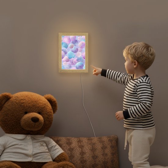 Nachtlampje 15x20 cm - Kinder lamp - Schelpen - Paars - Blauw - Patroon - Tafellamp kinderkamer - Slaapkamer lamp - Bedlamp kinderen - Kinderlampje stopcontact - Wandlamp babykamer - Nachtlampjes van Merkloos — afbeelding 5