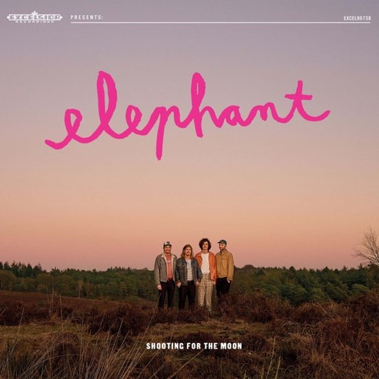 Albumcover voor "Shooting For The Moon" van Elephant. Vier mannen staan op een heuvel bij zonsondergang. Het woord "elephant" staat in roze letters erboven.