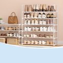 Twee witte schoenenrekken, een met schoenen en een met schoenen, handtassen en accessoires.