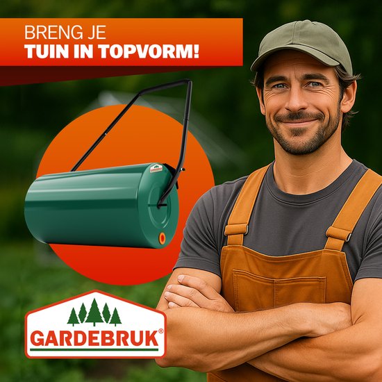 Man met bruine overall en groene pet, glimlachend naast een groene Gardebruk tuinwals.