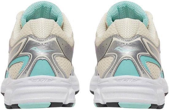 Achterkant van crèmekleurige Saucony sneakers met zilveren en turkooise accenten op de hiel.