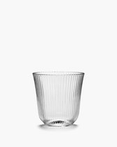 Een geribbeld, transparant waterglas op een witte achtergrond.