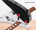 Zwarte perforator met metalen snijrand, gatenponsend in een houten strook.