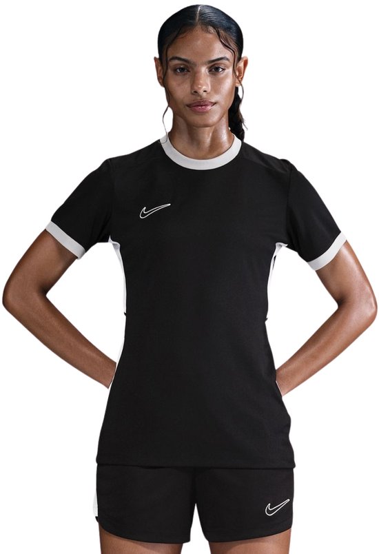 Vrouw in zwart Nike sportshirt met witte kraag en mouwranden. Korte mouwen en witte Nike logo op de borst.