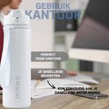 Witte drinkfles met blauwe lus, op een kantoor bureau. Perfect voor kantoor.
