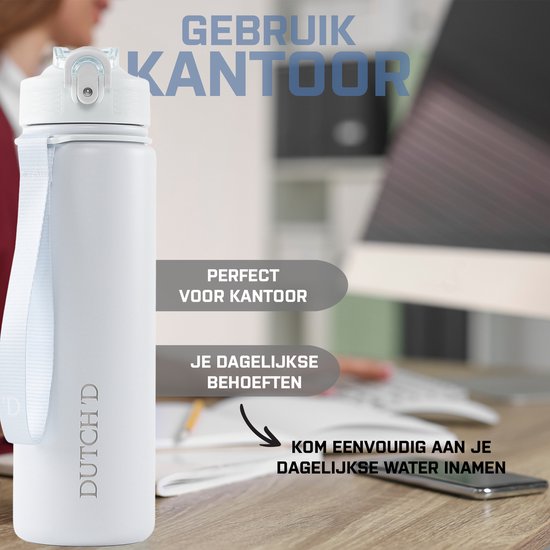 Witte drinkfles met blauwe lus, op een kantoor bureau. Perfect voor kantoor.