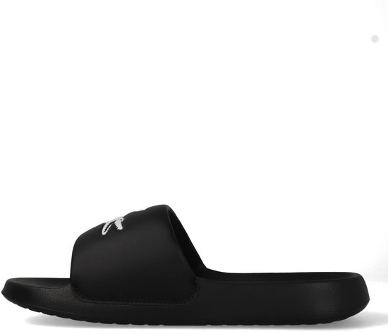 Zwarte Lacoste slipper, zijaanzicht, met witte krokodil op de band.