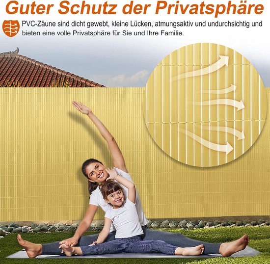 Vrouw en kind oefenen yoga op een mat voor een bamboekleurige PVC-tuinafscheiding. Inzet toont luchtdoorlatend ontwerp.