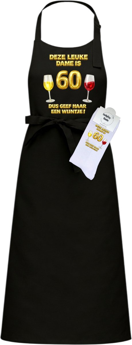 Luxe Keukenschort en sokken met tekst - Giftset - Deze leuke vrouw is 60 - Moederdag - Vaderdag - Zwart - Verstelbaar - Cadeau idee - Verjaardag - Cadeau dames en heren - Liefste Opa en Oma cadeau - Kerst cadeau - Grappig cadeau - Onesize