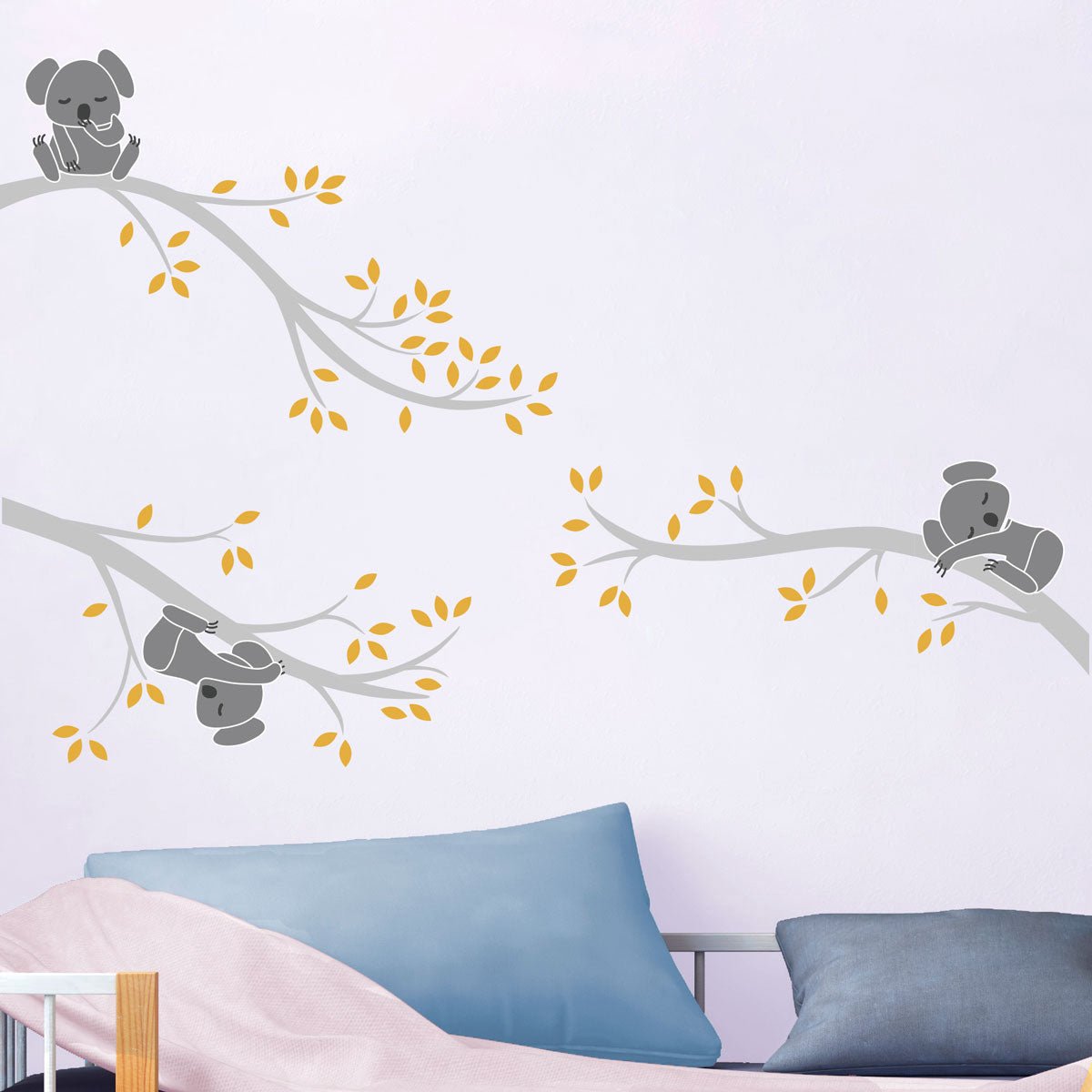 Muurstickers - Schattige koala's op takken - Transparante achtergrond - 100x135cm
