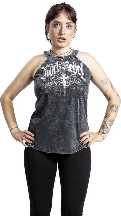Model draagt een zwart t-shirt met 'Rock Rebel' tekst, vleugels en kruisprint.