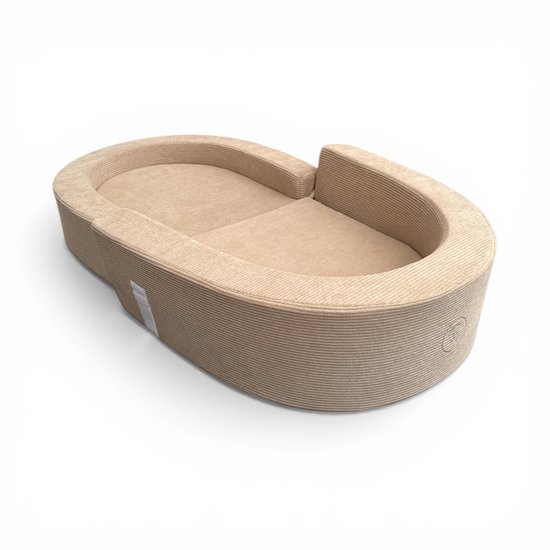 Beige opklapbaar campingbedje/sofa in volledig uitgeschoven positie.