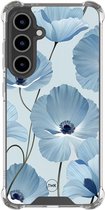 Shockproof hoesje geschikt voor Samsung Galaxy S25 FE - Blauw bloemenveld - Schokbestendig - Verhoogde randen - TPU case - Extra Sterke Back Cover - Bloemen - Transparant, Blauw