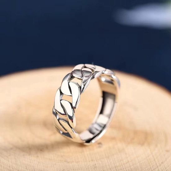 Bague argentée avec un motif de maillons audacieux.