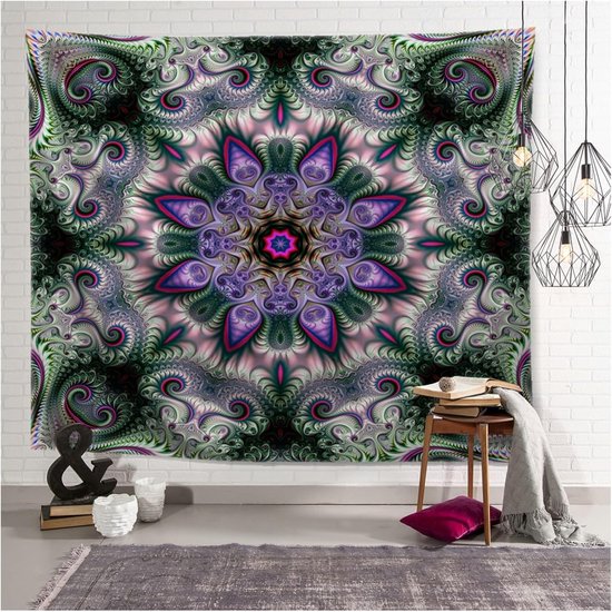 Een groot wandkleed met een symmetrisch, groen en paars mandala patroon.