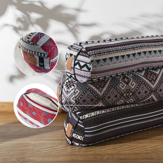 Deux bolsters de yoga cylindriques empilés avec des motifs d'inspiration ethnique en gris, noir, rose, bleu et brun.