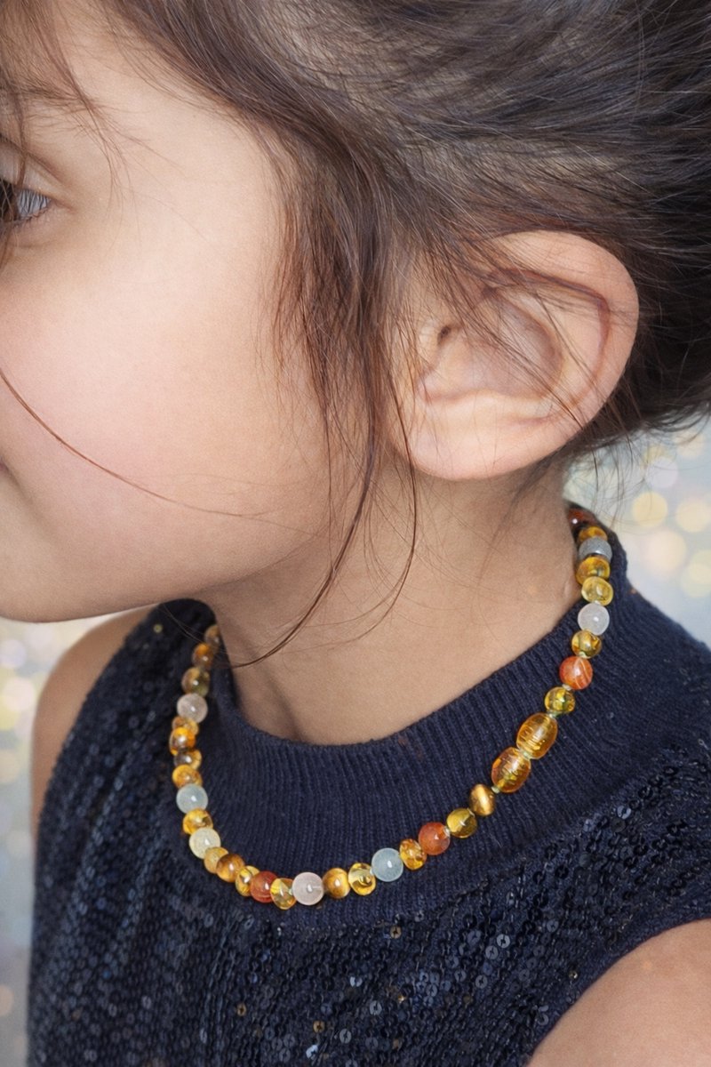 Bracelets by Nature-Barnsteen Kinderketting-barnsteen-baltische barnsteen-meerkleurig-natuursteen-geknoopt-32cm-kinderketting-babyketting-kraamcadeau-handgemaakt-draaisluiting-kindercadeau-voor dreumes,peuter en kleuter