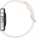 Zijprofiel van een zilverkleurig smartwatch met een crèmekleurige band.