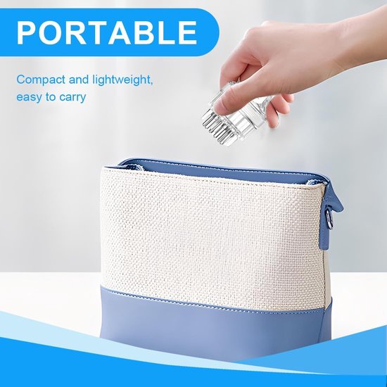 Hand die een draagbare vloeistofapplicator in een blauw-witte handtas stopt.
