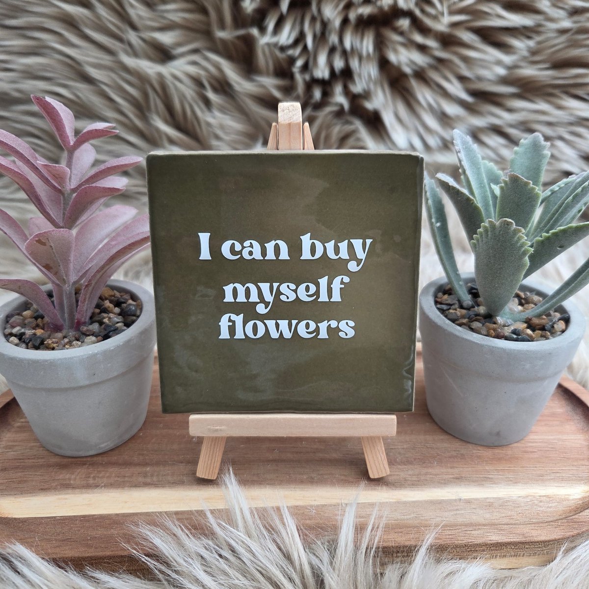 Robuust Wenstegeltje – Hip trendy tegeltje – I can buy myself flowers - Cadeau - Gift - Verjaardag - Zomaar - Decoratie voor woonkamer - Spreuktegel - Trendy nu – Decoratief Tegeltje met Standaard – Cadeau Idee