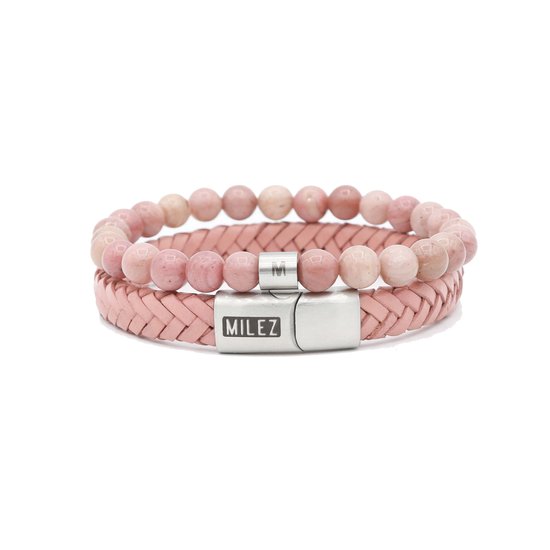 Dubbele armband met roze kralen en gevlochten roze lederen band. Zilverkleurige sluiting met 'M' en 'MILEZ'.