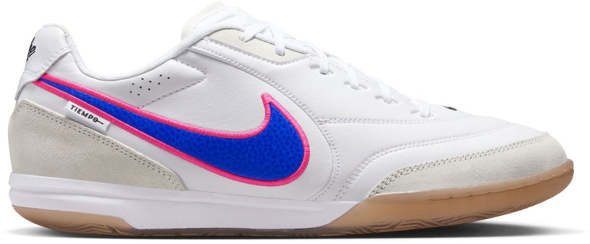 Nike Tiempo Street Gato voetbalschoenen voor heren, maat 42.5, wit met blauwe en roze accenten, synthetisch materiaal.