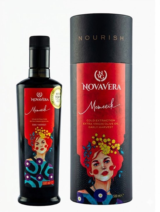 Zwarte fles olijfolie en bijpassende koker. Beide met etiket van een vrouw met rode haren, bloemen en NOVA VERA logo.