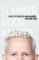 Close-up van het gezicht van een blonde man met de tekst 'SLANKER DOOR KANKER' in grote letters. Een deel van zijn hoofd is zichtbaar.