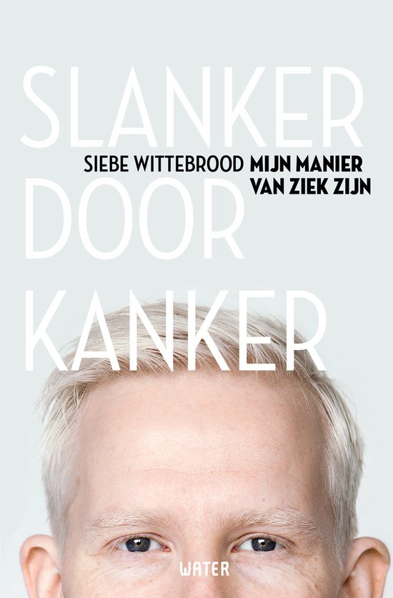 Close-up van het gezicht van een blonde man met de tekst 'SLANKER DOOR KANKER' in grote letters. Een deel van zijn hoofd is zichtbaar.