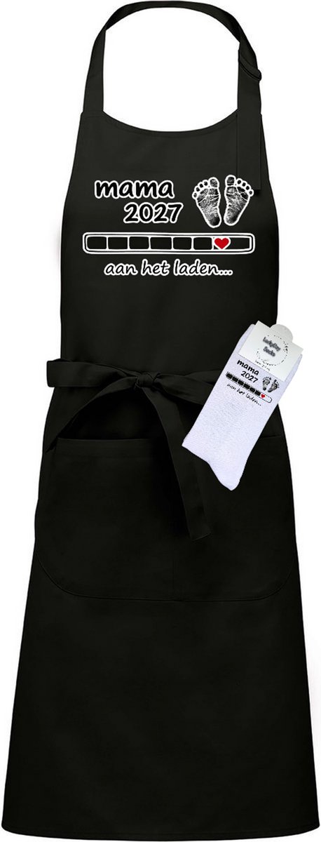 Keukenschort en sokken met tekst - Giftset - Mama 2027 - Moederdag - Vaderdag - Zwart - Verstelbaar - Cadeau idee - Verjaardag - Cadeau dames en heren - Liefste Opa en Oma cadeau - Zwanger Verrassing - Grappig cadeau - Onesize