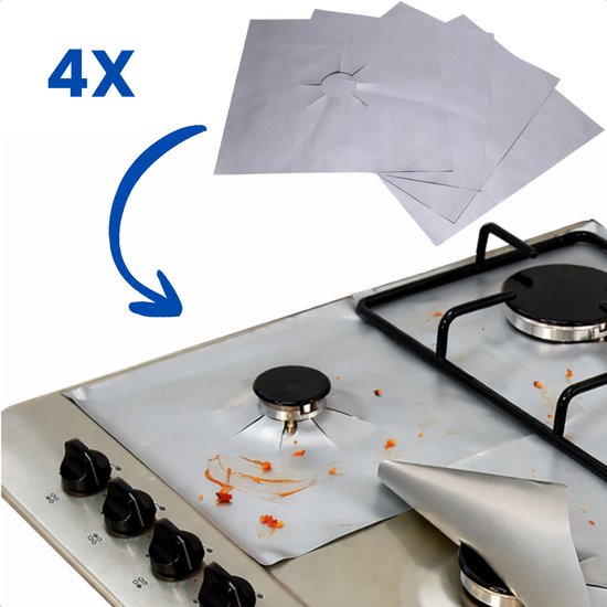Vier zilverkleurige, vierkante beschermfolies met een stervormige opening in het midden, wijzend naar een gasfornuis met sporen van eten.