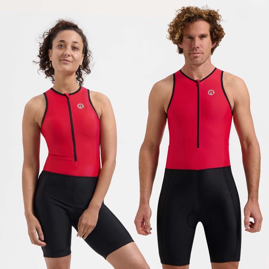 Man en vrouw naast elkaar in rode trisuit met zwarte broek.