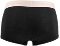 Achterkant van zwarte Calvin Klein boxershort met lichtroze tailleband.